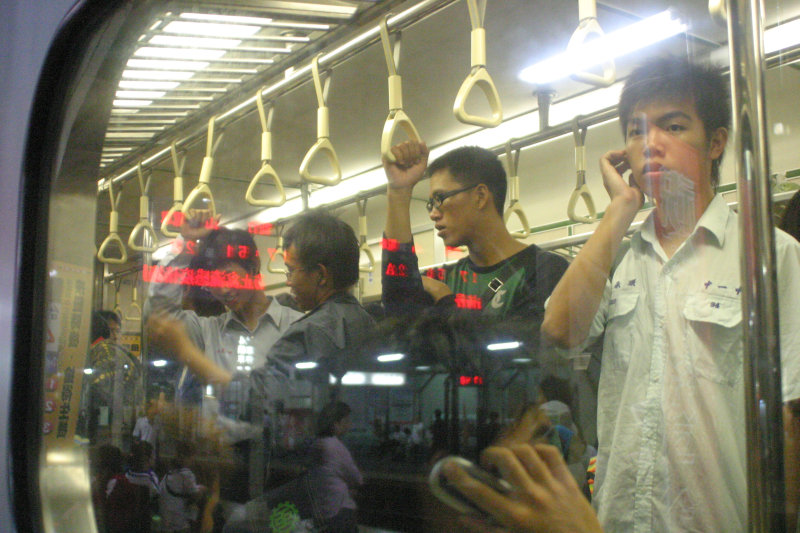 台灣鐵路旅遊攝影電車-區間車交談的旅客2005攝影照片29